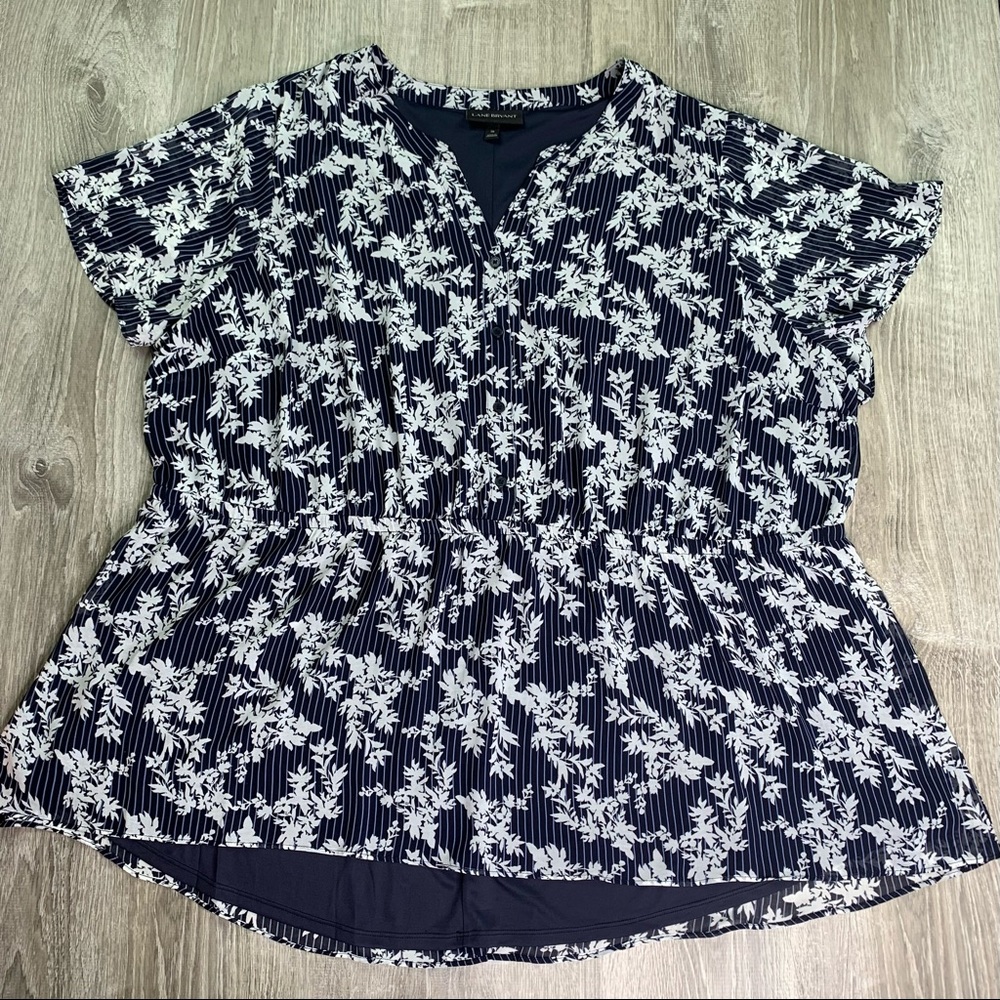 Lane Bryant Short Sleeve Women's Blue and White Floral Blouse Size 28